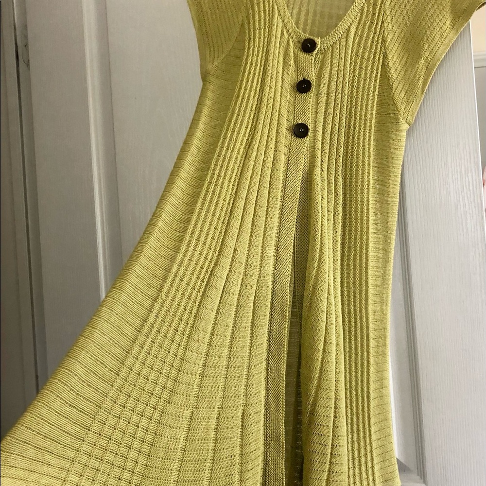 Long knit sleeveless cardigan. great details